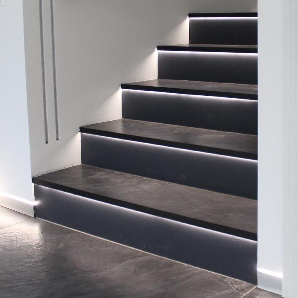 Aluminijumski profil za LED trake MA06-C crni ugradni 40x22x2000mm sa difuzerom 2m stepenice — slika 4